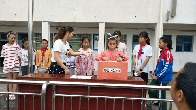 学生捐款场面